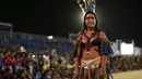 Seorang wanita berpose selama parade Adat Kecantikan Internasional dalam Olimpiade bagi masyarakat adat dunia di,Palmas, Brasil, Sabtu (24/10/2015).  Ini merupakan acara adat pertama yang diselenggarakan secara Internasional. (REUTERS/Ueslei Marcelino)