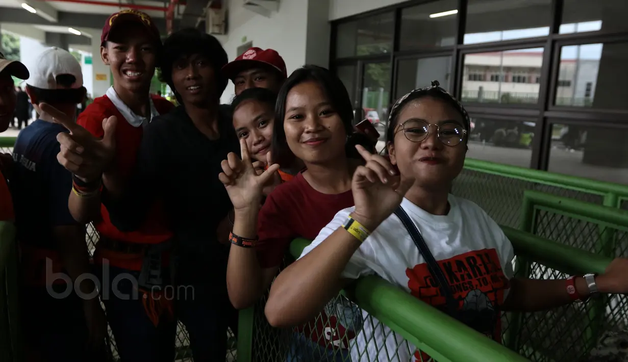 The Jakmania cantik bersiap mendukung timnya di Stadion Patriot, Bekasi, Kamis (4/5/2017). Persija Jakarta akan menjamu Madura United pada lanjutan Liga 1 2017. (Bola.com/Nicklas Hanoatubun)