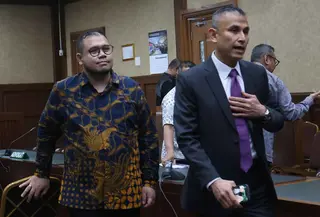 Ibrahim Arief atau Ibam dinyatakan terbukti bersalah dalam kasus korupsi pengadaan laptop Chromebook tahun anggaran 2020–2022. Tampak dalam foto, mantan konsultan teknologi Kementerian Pendidikan, Kebudayaan, Riset, dan Teknologi (Kemendikbudristek), Ibrahim Arief atau Ibam (tengah) usai mengikuti sidang pembacaan putusan di Pengadilan Negeri Jakarta Pusat, Selasa (12/5/2026). (Kapanlagi.com/Budy Santoso)