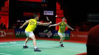 Pasangan ganda putra Indonesia Kevin Sanjaya Sukamuljo (kanan) dan Marcus Fernaldi Gideon saat melawan pasangan ganda putra Jepang Takuro Hoki dan Yugo Kobayashi pada babak final Indonesia Masters 2021 di Nusa Dua, Bali, Minggu (21/11/2021). Kevin/Marcus kalah 11-21, 21-17, 19-21. (HUMAS PP PBSI)