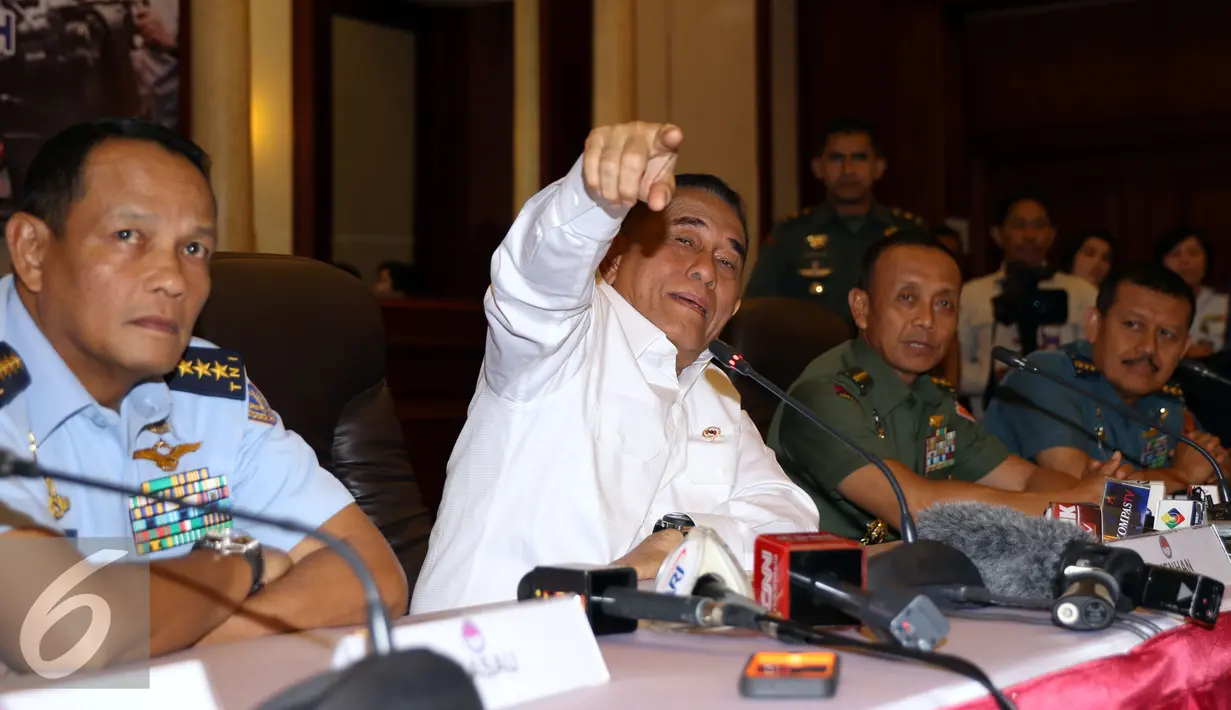 Menteri Pertahanan RI, Ryamizard Ryacudu (kedua kiri) menunjuk penanya usai Rapim Kemenhan RI tahun 2017 di Jakarta, Kamis (12/1). Rapat dihadiri sejumlah menteri serta Kepala Staff Angkatan dan berlangsung tertutup. (Liputan6.com/Helmi Fithriansyah) 