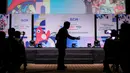 <p>Direktur SCM David Suwarto memukul kok saat pengumuman SCM Grup sebagai pemegang hak siar Olimpiade Paris 2024 di Studio Lt 8 SCTV Tower, Senayan, Jakarta, Rabu (19/06/2024). (Bola.com/Bagaskara Lazuardi)</p>