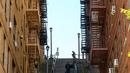 Pengunjung memadati tangga di kawasan Bronx, New York, 23 Oktober 2019. Sejumlah orang mulai mendatangi lokasi tangga yang sudah diberi label Joker Stairs tersebut untuk berfoto meniru adegan ikonik di Film Joker. (Don Emmert / AFP)