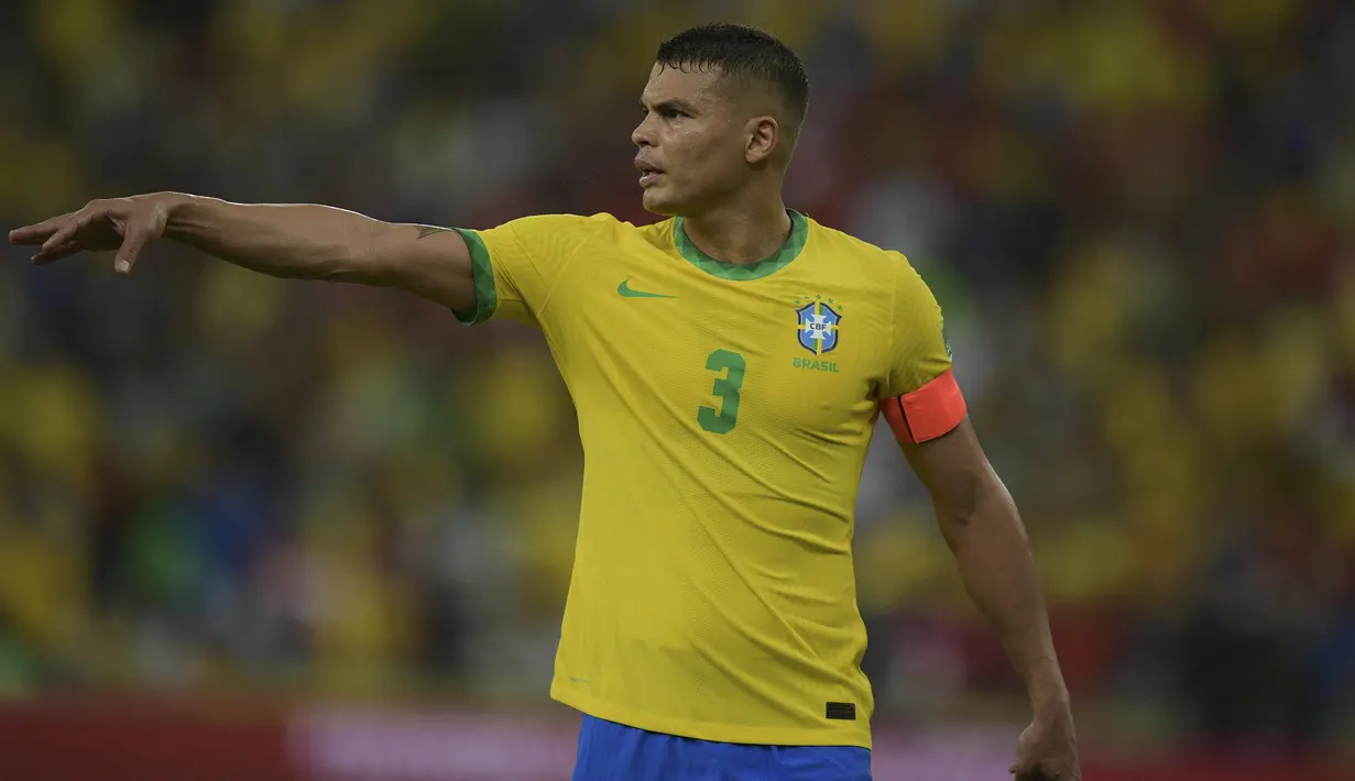 Rekor Djalma Santos sebenarnya bukan hanya akan dipecahkan oleh Dani Alves seorang di Piala Dunia 2022 Qatar. Thiago Silva yang berusia 38 tahun juga masuk dalam skuad Brasil di Qatar nanti. Bila keduanya diturunkan, maka Thiago Silva juga berhasil memecahkan rekor Djalma Santos. (AFP/Carl De Souza)
