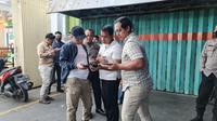 Polisi meringkus H (30), warga Desa Kebon Agung Kecamatan Puri Mojokerto, pelaku penganiayaan seorang pegawai koperasi di depan minimarket Alun-Alun Kota Mojokerto. (Dian Kurniawan/Liputan6.com)