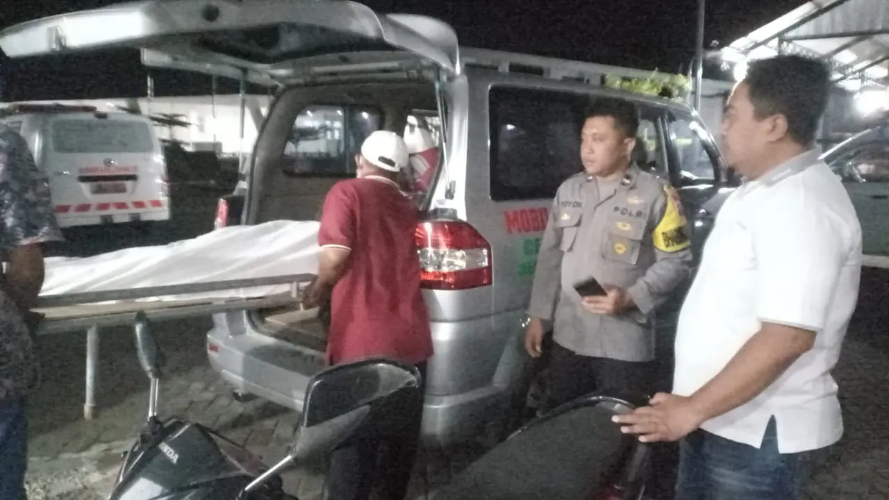 Jasad peengelola hotel yang ditemukan tewas di pagar hotel dievakuasi ke rumah sakit untuk dilakukan pemeriksaan lebih lanjut (Istimewa)