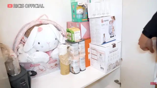 6 Potret Kamar Baby R Anak Ria Ricis dan Teuku Ryan, Bernuansa Pink