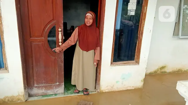 Warga kampung Tembesi Tower Sagulung Kota Batam menunjukkan sisa-sisa banjir yang cukup besar setiap kali usai hujan. Foto: liputan6.com/ajang nurdin&nbsp;