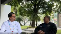 Jurnalis Bola.com, Muhammad Adi Yaksa melakukan wawancara eksklusif dengan manajer Timnas Indonesia U-22, Sumardji di Chiang Mai, Thailand, Selasa (9/12/2025). (Bola.com/M. Adi Yaksa)