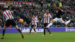 Pemain MU, Memphis Depay (kanan), menembak bola ke arah gawang Sunderland dalam laga Liga Inggris di Stadium of Lights, Sunderland, Sabtu (13/2/2016) malam WIB. (AFP/Oli Scarff)