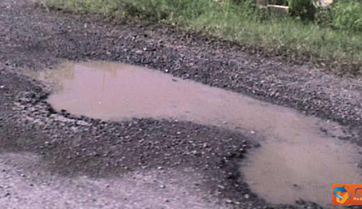 Citizen6, Lamongan: Di jalan yang menghubungkan kecamatan Mantup, Kembangbahu dan Sugio, terdapat lubang dengan kedalaman hingga mencapai 15 sentimeter. 