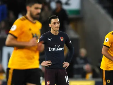 Megaintang Arsenal, Mesut Ozil bereaksi setelah pemain Wolverhampton Wanderers, Matt Doherty mencetak gol pada laga lanjutan Liga Inggris 2018-2019 di Stadion Molineux, Rabu (24/4). Arsenal harus tumbang dengan skor 1-3 kala bertandang ke markas Wolverhampton Wanderers. (AP Photo/Rui Vieira)