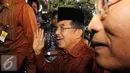 Wapres Jusuf Kalla menebar senyum saat tiba di Gedung KPK , Jakarta, Kamis (9/7/2015). Presiden, Wapres dan sejumlah pejabat negara menghadiri acara buka puasa bersama yang digelar KPK. (Liputan6.com/Helmi Afandi)