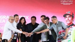 Menteri Pemuda dan Olahraga (Menpora) Erick Thohir (tengah) bertumpu tangan bersama (dari kiri) Dirut ITDC Ari Respati, Direktur Pemasaran Regional Patra Niaga Eko Ricky Susanto, Dirut InJourney Maya Watono, Ketum Ikatan Motor Indonesia (IMI) Moreno Soeprapto, Chief Sporting Officer Dorna Carlos Ezpeleta dan Kepala Dinas Kominfotik NTB Yusron Hadi pada konferensi pers Pertamina Grand Prix of Indonesia 2025 di Kantor Kemenpora, Jakarta, Senin (29/9/2025). (Bola.com/M Iqbal Ichsan)