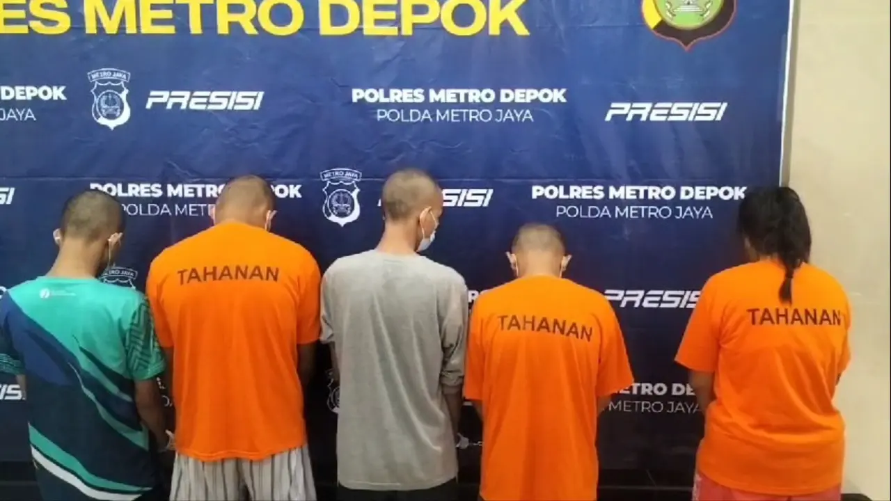 Para tersangka diduga terlibat prostitusi online yang diamankan Polres Metro Depok di Apartemen Saladin, Depok. (Liputan6.com/Dicky Agung Prihanto)