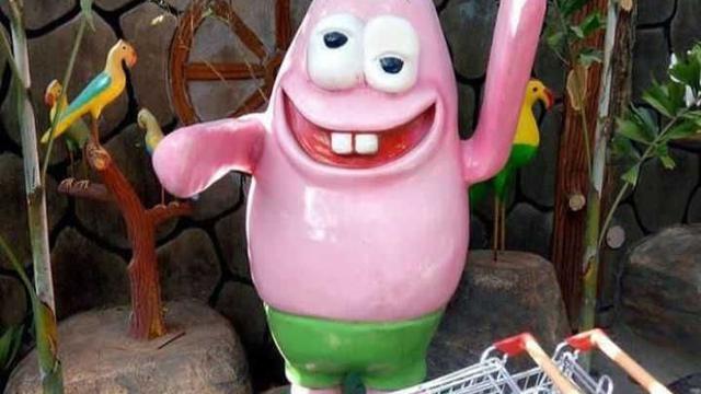 6 Patung Kartun Ini Bentuknya Absurd, Enggak Habis Pikir