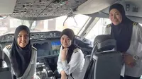 Para wanita yang terbang dengan Boeing 787 Dreamliner dari Brunei ke Jeddah. (Brunei Airlines)