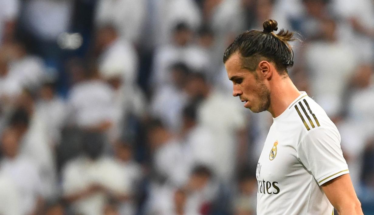 Gelandang Real Madrid, Gareth Bale, tampak kecewa usai ditahan imbang Valladolid pada laga La Liga di Stadion Santiago Bernabeu, Madrid, Sabtu (24/8). Kedua klub bermain imbang 1-1. (AFP/Gabriel Bouys)
