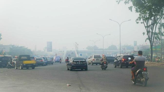 Kabut asap pekat yang menyelimuti Pekanbaru membuat aktivitas pendidikan lumpuh. (Liputan6.com/M Syukur)