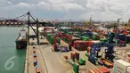  Suasana bongkar muat terminal peti kemas PT Nusantara Pelabuhan Handal ( NPH ) di pelabuhan tanjung priok, Jakarta, Selasa (7/2). Terminal tersebut dapat menampung  kapasitas 600 ribu TEUS pertahun. (Liputan6.com/Angga Yuniar)