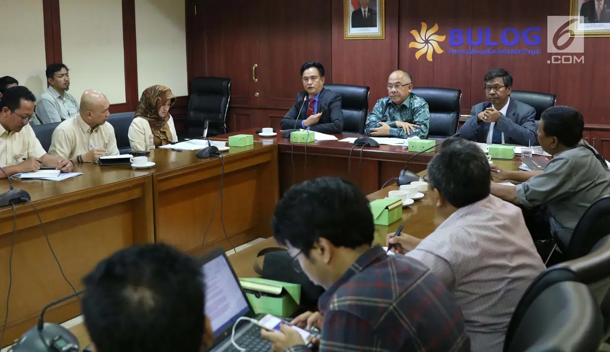 Suasana saat Yusril Ihza Mahendra memberi penjelasan di kantor Bulog, Jakarta, Senin (25/9). Yusril menjelaskan permasalahan terkait hukum gugatan tanah perum bulog yang berada di Kelapa Gading. (Liputan6.com/Angga Yuniar)