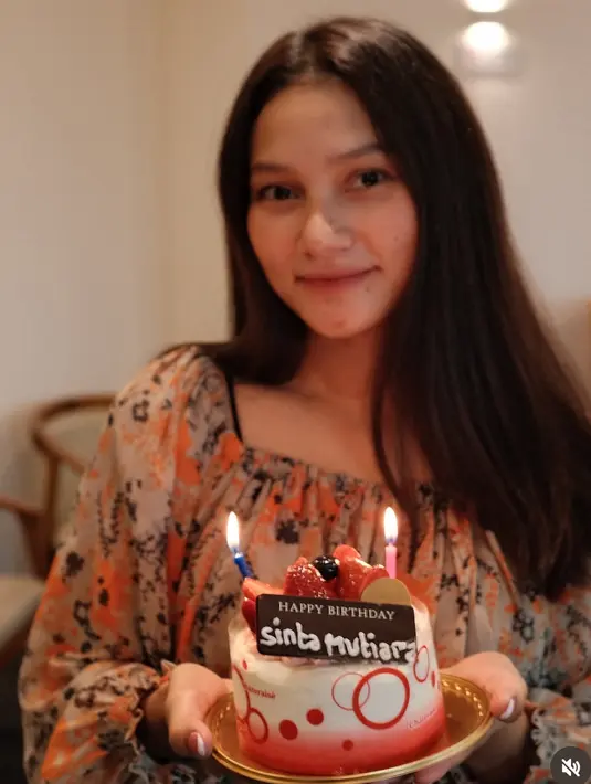 Sinta pun terlihat tampil mengenakan baju square neck yang memiliki motif warna orange dan hitam. [@indahpermatas]