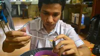 Mahasiswa Malang temukan baterai dari serbuk tulang ikan (Liputan6.com / Zainul Arifin)