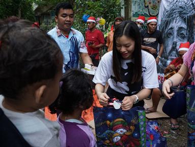 Tak hanya tangkas di atas kuda, atlet muda berkuda Indonesia Euclia Purnama juga memiliki jiwa kepedulian tinggi dengan sesama. (Bola.com/Bagaskara Lazuardi)