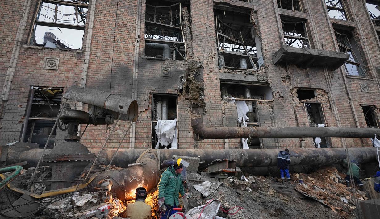 Sebagai informasi, ada sekitar 500.000 warga Kyiv di distrik Darnytskyi dan Dniprovskyi kehilangan akses pemanas di tengah suhu ekstrem yang mencapai -26°C. Tampak dalam foto, para pekerja membersihkan kerusakan di Pembangkit Listrik Tenaga Panas (PLTP) Darnytsia setelah serangan Rusia di Kyiv, Ukraina, Rabu 4 Februari 2026. (AP Photo/Sergei Grits)