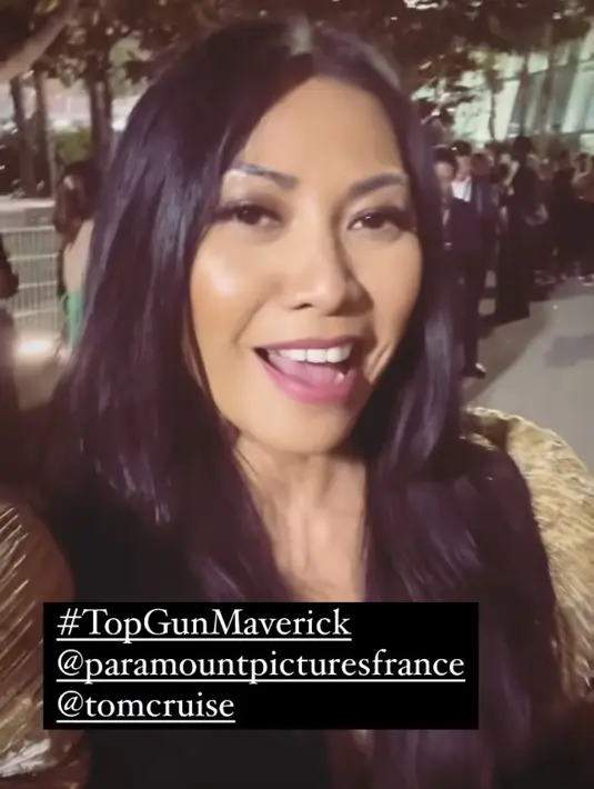 <p>Rambut hitam panjangnya dibiarkan terurai indah. Penyanyi 48 tahun ini juga mengenakan makeup flawless dengan lipstik dan blushon pinknya. @anggun_cipta</p>