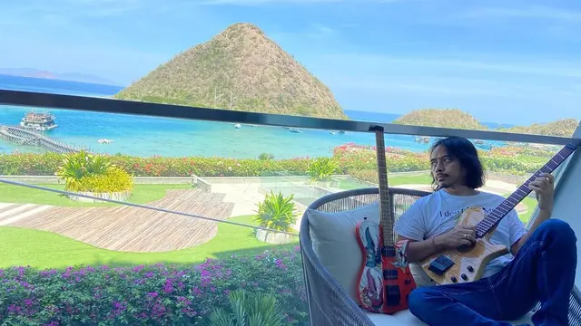 Tampil Beda, Ini 6 Potret Dewa Budjana Bawa Gitar di Berbagai Tempat Estetik