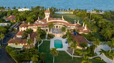 Pemandangan udara rumah milik Presiden Donald Trump di Mar-a-Lago, Palm Beach, Florida, Amerika Serikat, 10 Agustus 2022. Sejumlah agen FBI dilaporkan menggeledah rumah milik mantan presiden Amerika Serikat, Donald Trump di Mar-a-Lago. (AP Photo/Steve Helber)