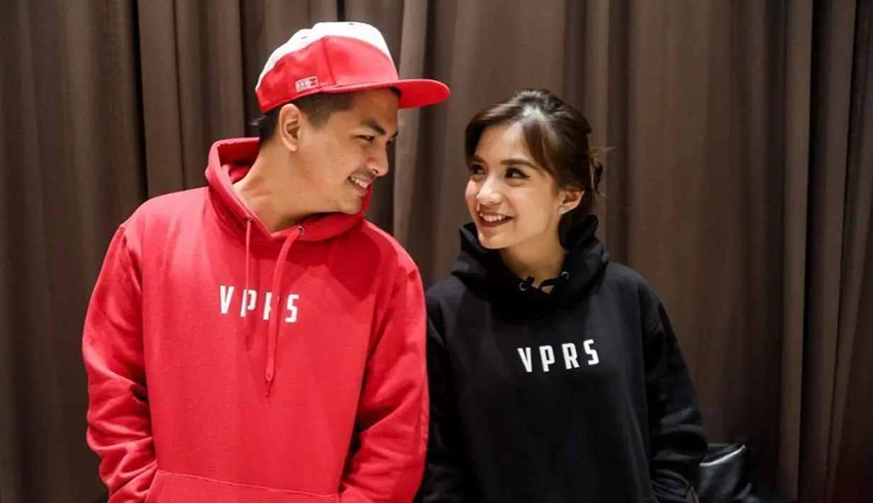 Kekompakan pasangan yang menikah pada 3 Oktober 2015 ini juga terlihat dari foto maupun video di media sosial. Bahkan, potret keduanya menggunakan baju couple sering kali mencuri perhatian netizen. (Liputan6.com/IG/@chelseaoliviaa)
