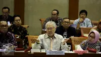 Menteri Perdagangan, Enggartiasto Lukita memberikan penjelasan kepada Komisi VI DPR tentang harga cabe dan daging sapi yang sempat melonjak tinggi di Komplek Parlemen, Senayan, Jakarta, Selasa (14/2). (Liputan6.com/Johan Tallo)