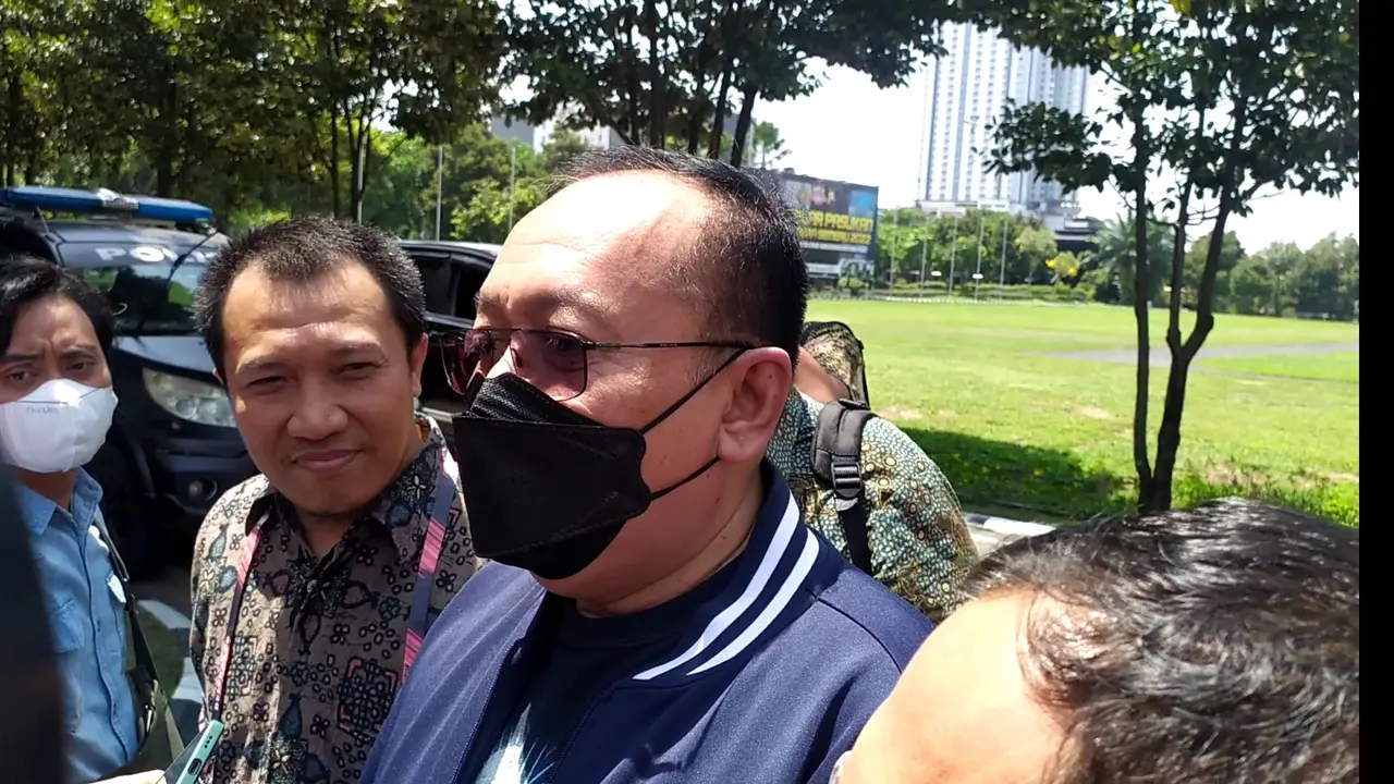 Direktur Utama PT Liga Indonesia Baru (LIB) Akhmad Hadian Lukita (AHL) diperiksa di Polda Jatim, terkait tragedi memilukan di Stadion Kanjuruhan Malang. (Dian Kurniawan/Liputan6.com)