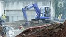 Pekerja menggunakan alat berat saat menyelesaikan proyek pembangunan jembatan di atas Jalan Tol Serpong-Cinere di Serua, Tangerang Selatan, Banten, Kamis (12/11/2020). Jembatan tersebut dibangun untuk menghubungkan jalan utama Serua dan Ciater. (merdeka.com/Dwi Narwoko)