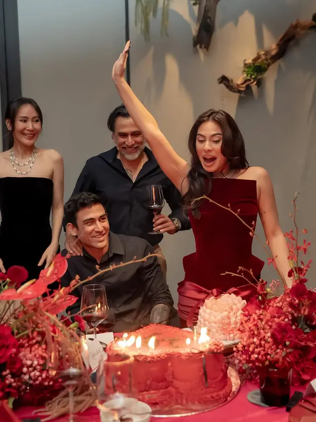 6 Potret Ulang Tahun Valerie Thomas ke-26, Intimate Bareng Keluarga dan Pacar