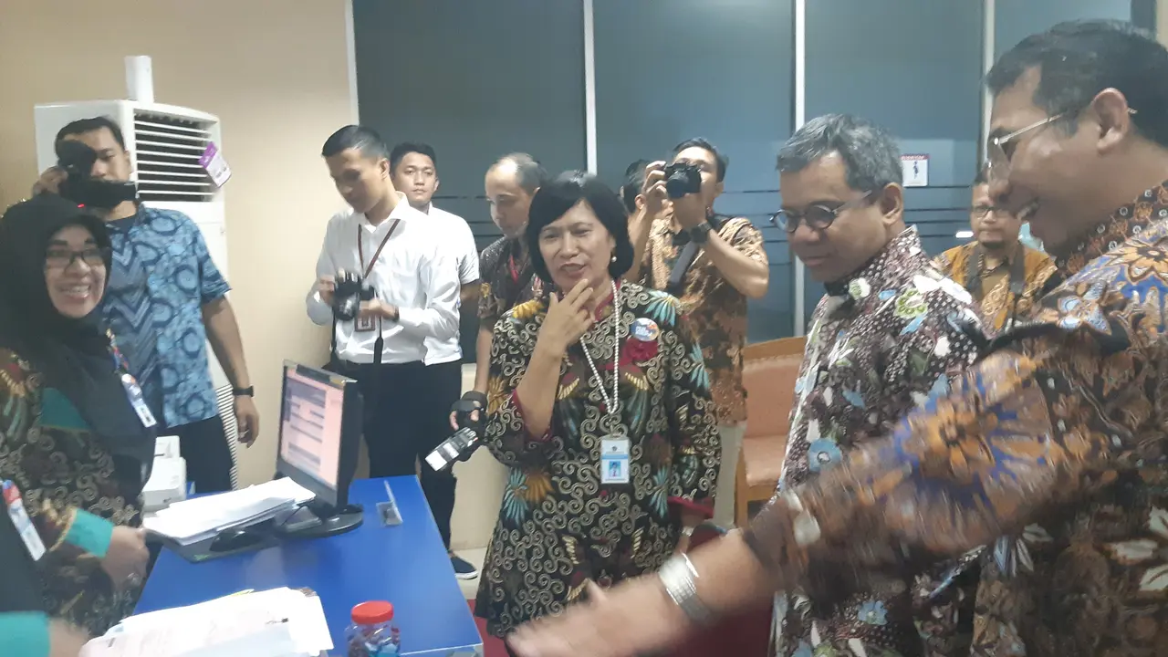 Wakil Menteri Keuangan Suahasil Nazara meninjau Kantor Pelayanan Perbendaharaan Negara (KPPN) Kantor Wilayah V, Jakarta, Jumat (20/12/2019). Merdeka.com/Dwi Aditya Putra