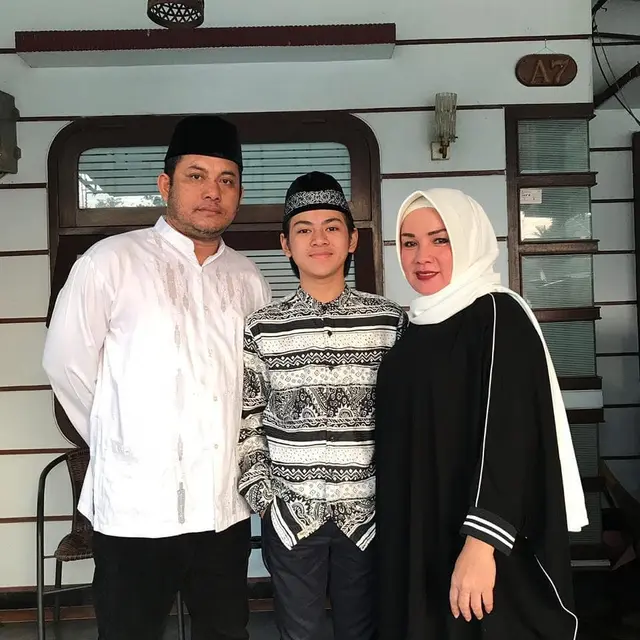 Jarang Terekspos, Ini 6 Momen Kebersamaan Rey Bong dan Ibunda