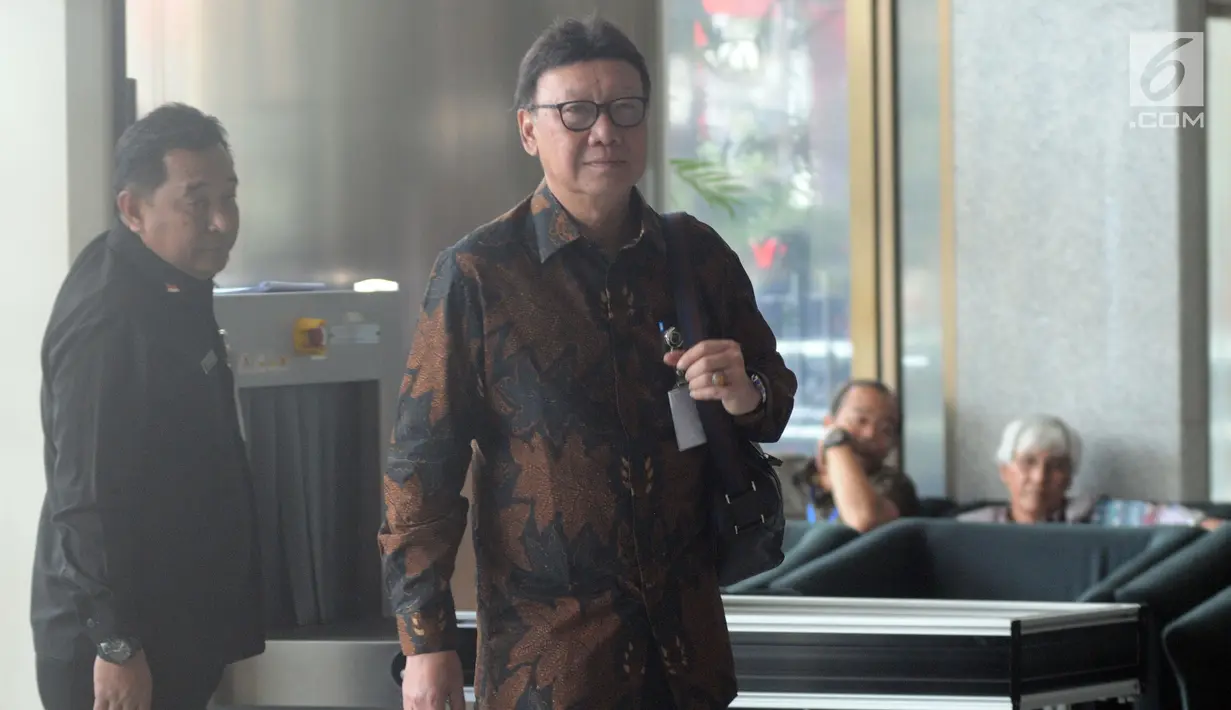 Menteri Dalam Negeri Tjahjo Kumolo mendatangi Gedung KPK, Jakarta, Kamis (22/8/2019). Kedatangannya untuk rapat lintas kementerian dan lembaga membahas pemanfaatan Nomor Induk Kependudukan (NIK) untuk perbaikan basis data pemberian bantuan sosial (Bansos). (merdeka/com/Dwi Narwoko)