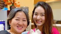 Pemain sinetron Anak Band ini kerap nongkrong bareng dan membawa binatang kesayangannya. Ini momen Natasha Wilona bareng ibu dan anjing kesayangannya jalan-jalan bareng.(Liputan6.com/IG/@natashawilona12)