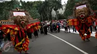 Sejumlah penari Reog Ponorogo adat Ponogoro menghibur pengunjung Car Free Day di Bundaran HI, Jakarta, Minggu (27/11).  Tarian ini sebagai bentuk solidaritas saling menghargai satu sama lain. (Liputan6.com/Johan Tallo)