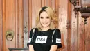 Pose menggoda Nikita Mirzani di sela-sela syuting pembuatan video klip single lagunya yang berjudul 'Kode Nakal' di The Roemah 7A, Jakarta Selatan, Kamis (11/2/2016). (Liputan6.com/Yoppy Renato)