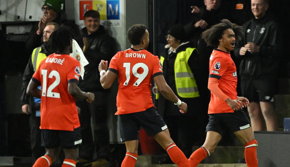 Selebrasi gelandang Luton Town, Tahith Chong (kanan) setelah mencetak gol ke gawang Liverpool pada laga pekan ke-11 Liga Inggris 2023/2024 di Kenilworth Road Stadium, London, Minggu (5/11/2023) malam WIB. (AFP/Justin Tallis)