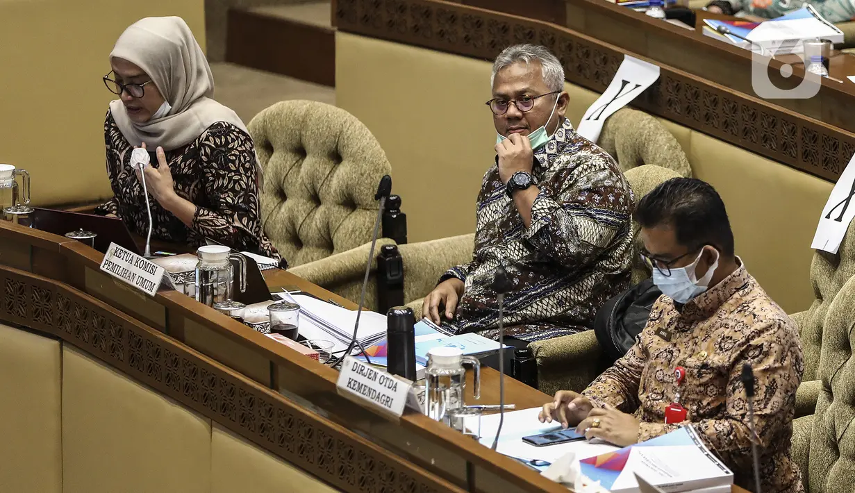 Ketua KPU Arief Budiman (tengah) dan Wakil Ketua KPU Evi Novida Ginting Manik (kiri) saat Rapat Dengar Pendapat dengan Komisi II DPR di Gedung Nusantara, Jakarta, Kamis (12/11/2020). Rapat dihadiri Ketua Bawaslu Abhan dan Dirjen Otonomi Daerah Kemendagri Akmal Malik. (Liputan6.com/Johan Tallo)