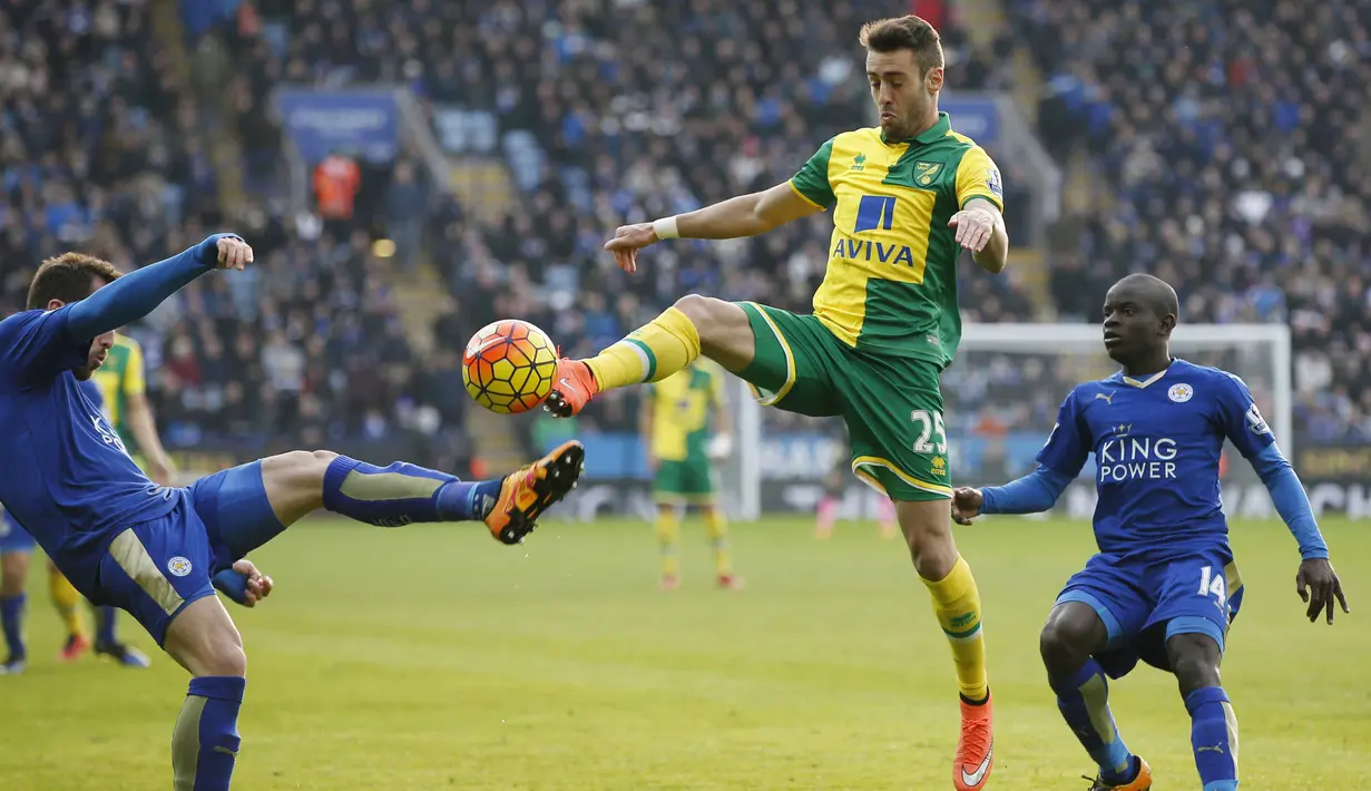 Pemain Norwich City, Ivo Pinto  (tengah) mencoba merebut bola dari kepungan para pemain Leicester City pada lanjutan Liga Inggris pekan ke-27 di Stadion King Power, Sabtu (27/2/2016) malam WIB. (Reuters/Andrew Yates)
