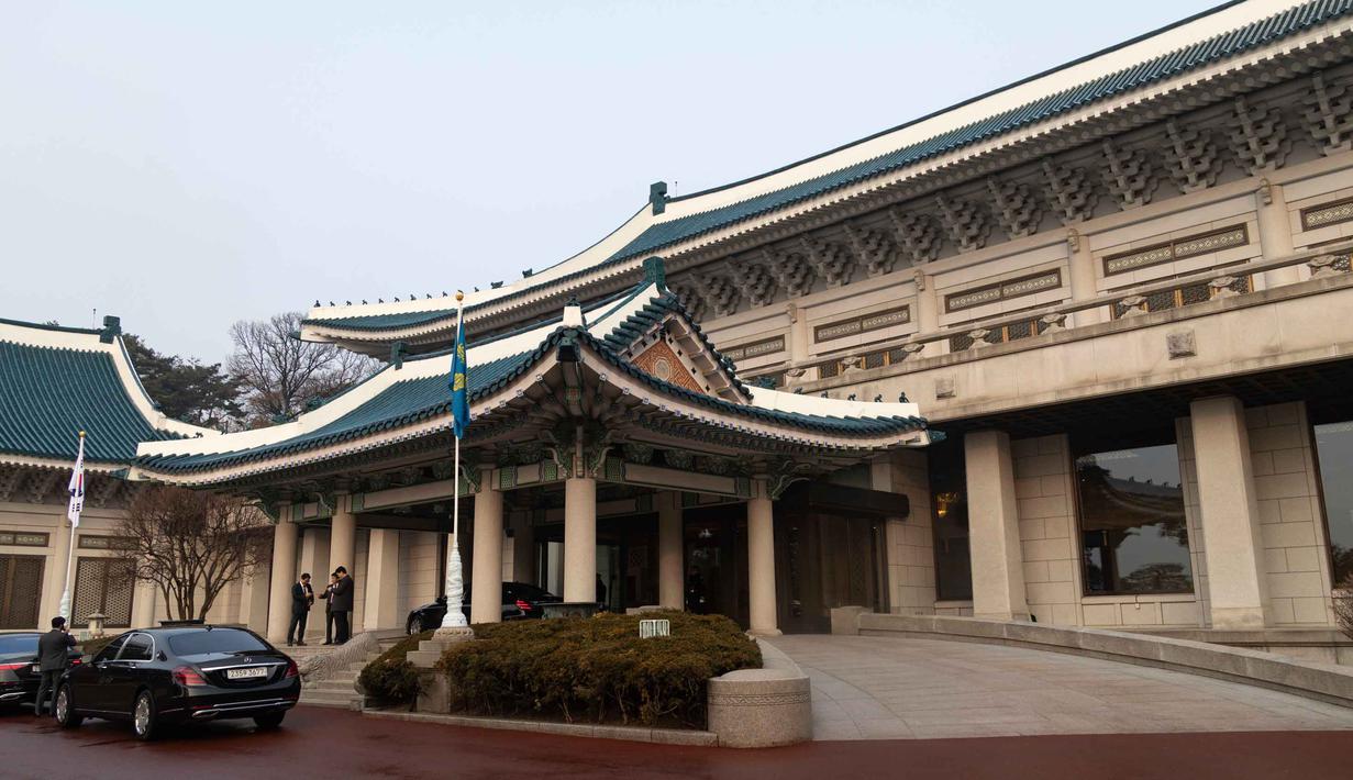 Nama ini berasal dari 150.000 genting biru ikonik pada atap bangunan utamanya yang dibuat dengan teknik tradisional yang dapat bertahan hingga ratusan tahun. Tampak dalam foto, pemandangan umum kantor kepresidenan Korea Selatan Cheong Wa Dae, atau dikenal juga sebagai Gedung Biru di Seoul, Senin, 29 Desember 2025. (Jeoon Heon-Kyun/Pool Photo via AP)