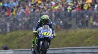 Pembalap Movistar Yamaha, Valentino Rossi menjadi yang tercepat dalam tes pasca MotoGP Republik Ceko 2017 di Sirkuit Brno. (Michal Cizek / AFP)