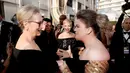 Kelly Clarkson benar-benar gugup saat bertemu dengan Meryl Streep. Bahkan ia terlihat grogi saat menghampiri Meryl dan mengaku penggemarnya saat berusia 8 tahun. (CHRISTOPHER POLK/NBC/NBCU PHOTO BANK/GETTY/People.com)