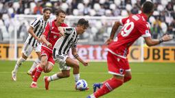 Bermain di Juventus Stadium, Juventus tampil menekan sejak awal babak pertama. Peluang perdana hadir melalui Paulo Dybala pada menit keenam yang tembakannya masih bisa dimentahkan bek Sampdoria. (AP via LaPresse/Marco Alpozzi)
